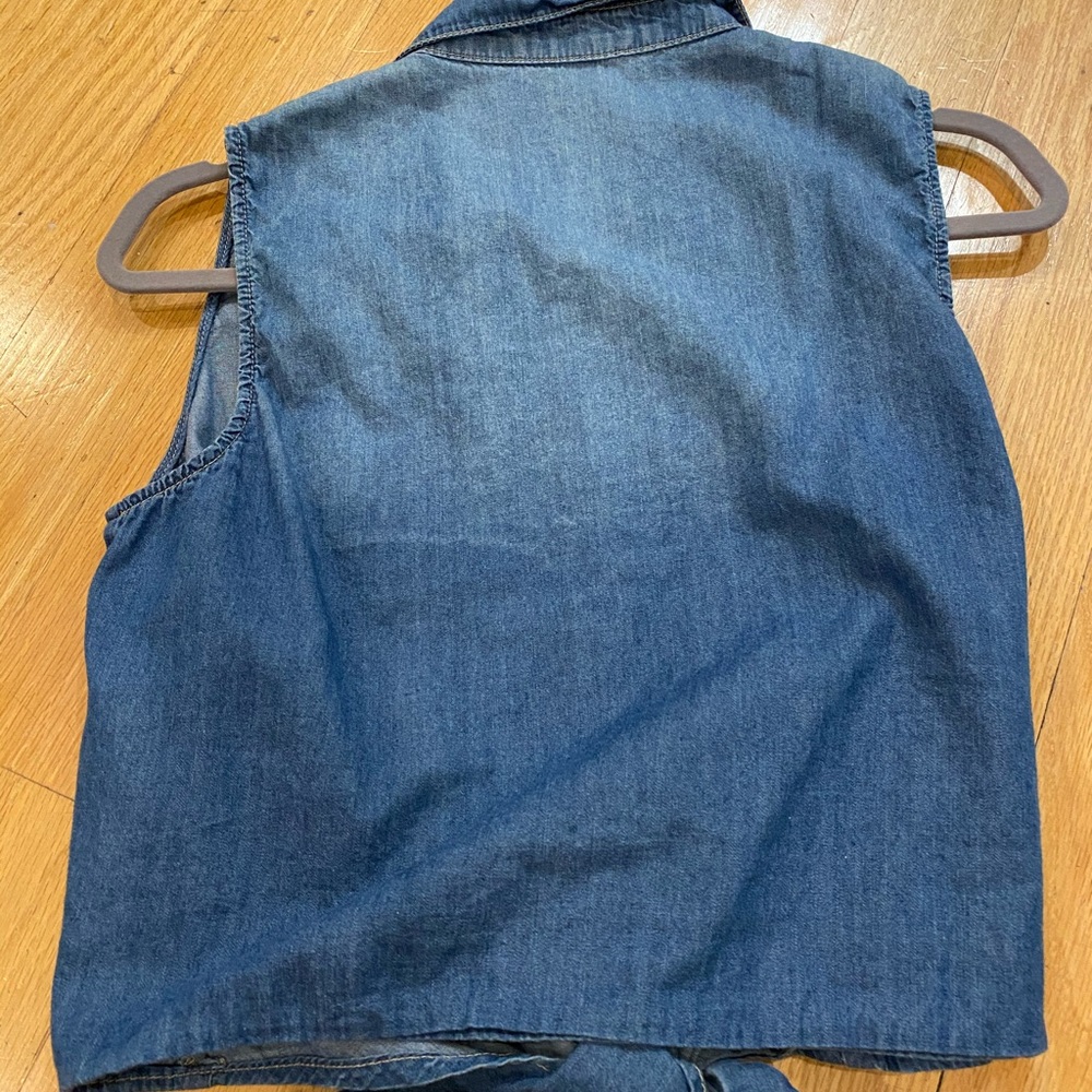 Denim sleeveless shirt